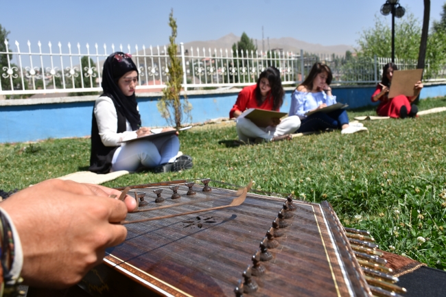 Öğrencilerini santur eşliğinde sınavlara hazırlıyor