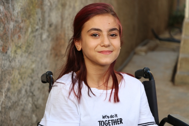 Yürüme engelli Songül işitme engellilere müziği hissettirmek istiyor