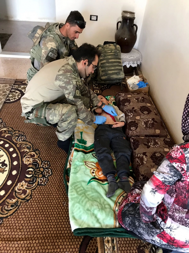 Mehmetçik'ten Afrin'deki sivillere yardım eli