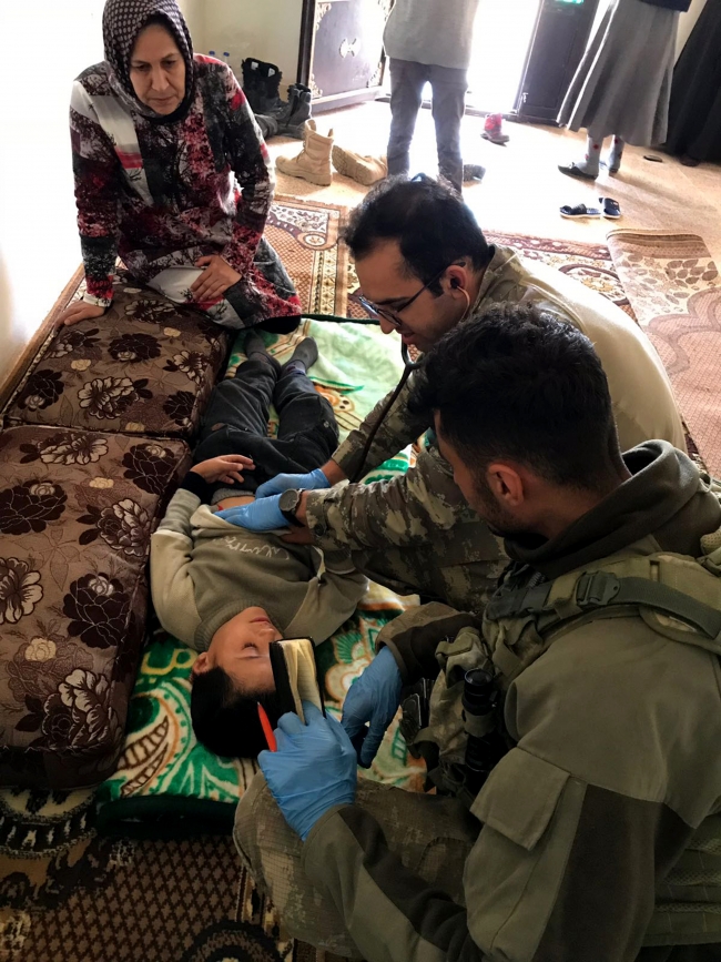 Mehmetçik'ten Afrin'deki sivillere yardım eli
