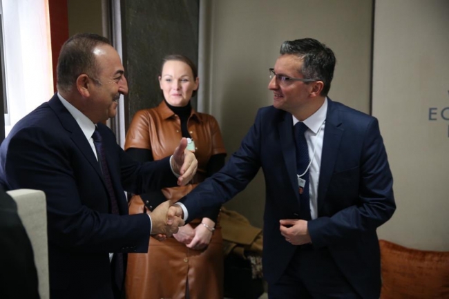 Bakan Çavuşoğlu, ikili temasları kapsamında Slovenya Başbakanı Sarec ile de görüştü.