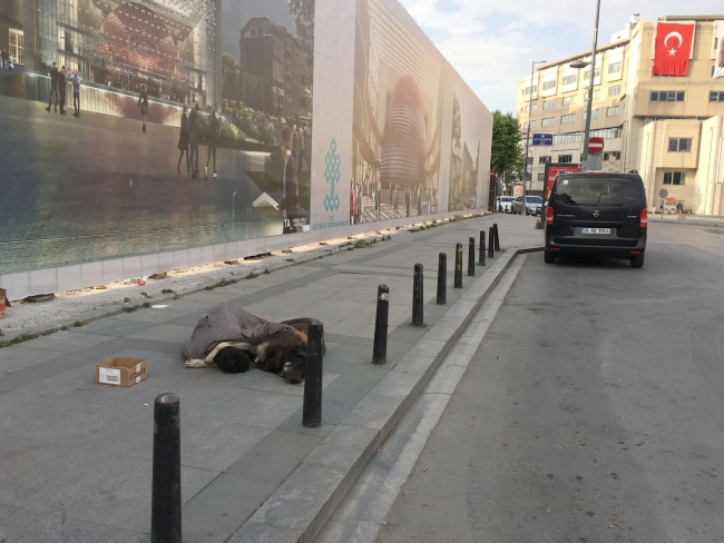 Sokak ortasında köpeğe sarılarak uyudu