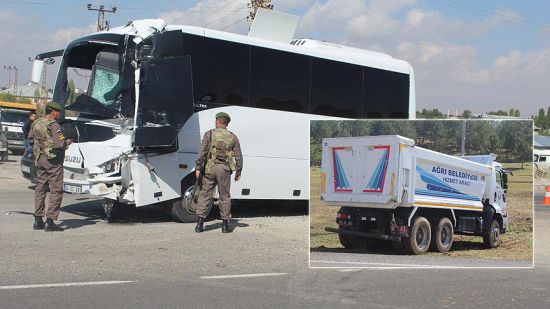 Ağrı'da askeri servisle kamyon çarpıştı