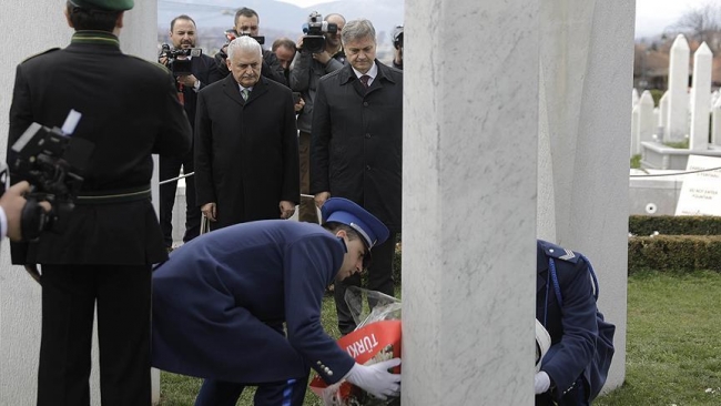 Başbakan Yıldırım, Aliya İzzetbegoviç'in kabrini ziyaret etti