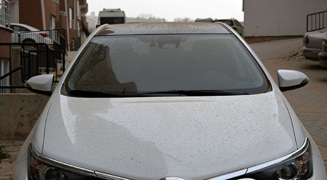 Gökyüzünden toz yağdı, araçların üstü çamurla kaplandı