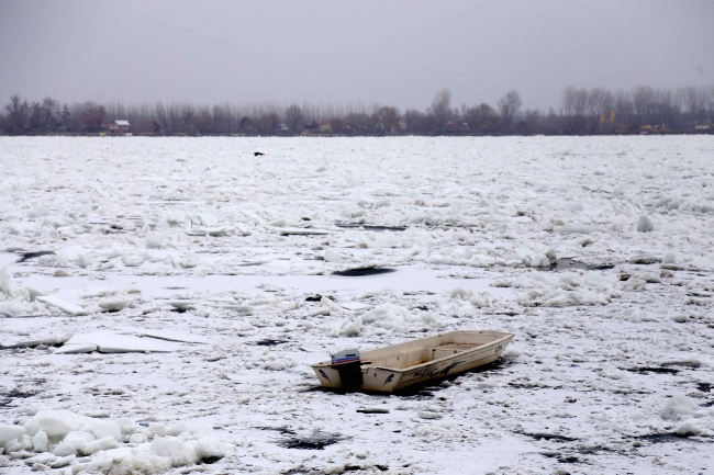 Tuna Nehrinde buz kırma çalışmaları devam ediyor