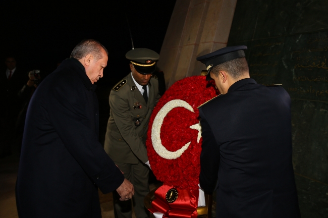Cumhurbaşkanı Erdoğan, Tunus'ta Şehitler Anıtı'nı ziyaret etti