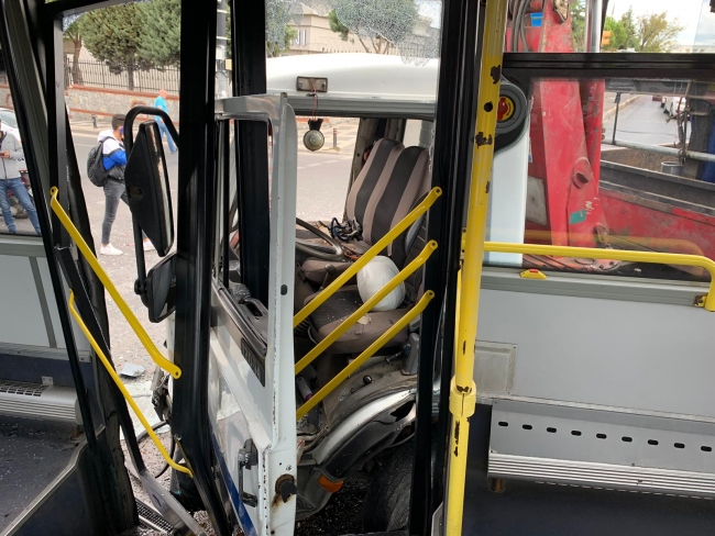 İstanbul'da kamyon otobüse çarptı: 9 yaralı