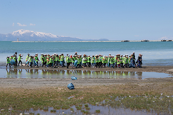 3 bin minik çevreci Van Gölü kıyısını temizledi