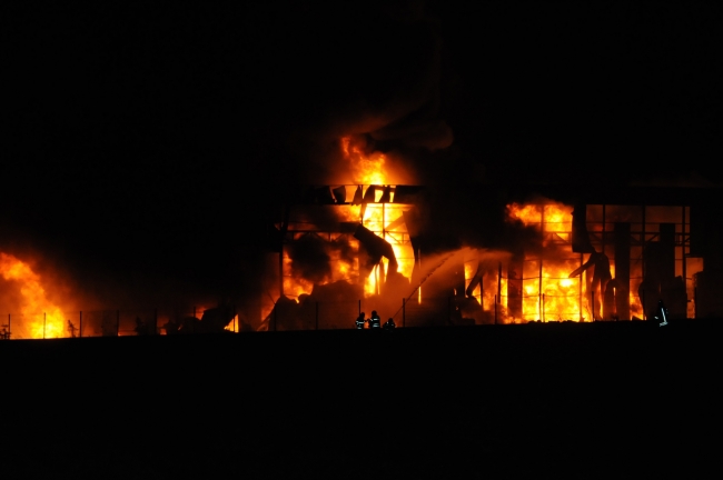 Kocaeli'de parfüm fabrikasında yangın