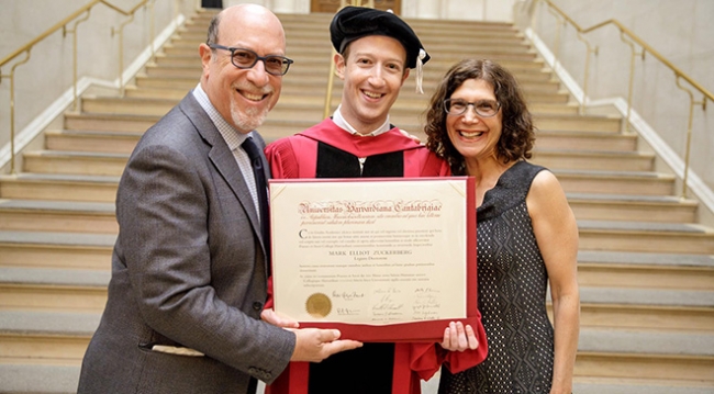 Zuckerberg 13 yıl aradan sonra Harvard 'diplomasını' aldı