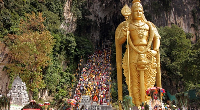 Malezyalı Hindular Batu Mağarası'nda buluştu