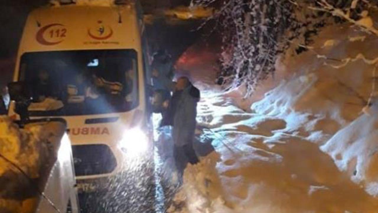 Hastaya giden ambulans karlı yolda mahsur kaldı