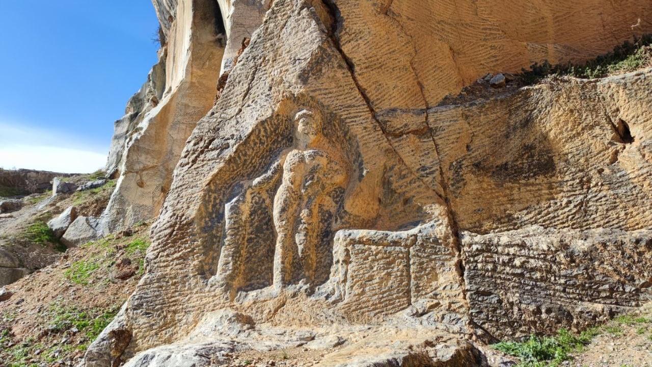 2000 yıllık Herkül kabartması tahrip edildi