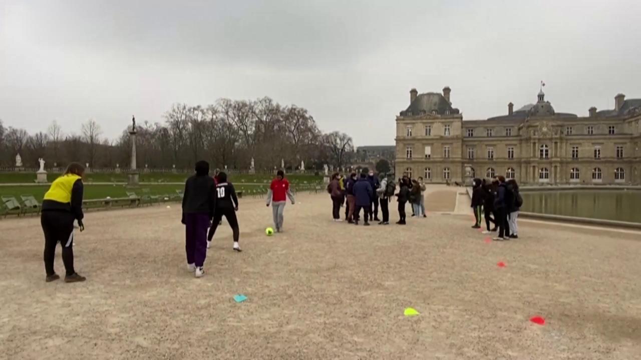 Paris'te kadın futbolcular başörtüsü yasağını protesto etti