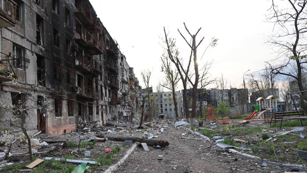 Mariupol'de bir binanın bodrumunda 200 ceset bulundu