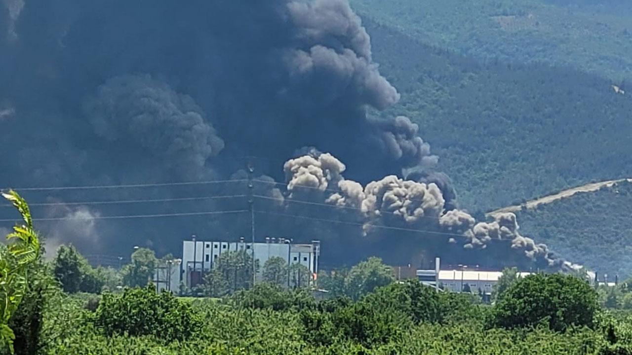 OSB'de fabrika yangını: Ekipler müdahale ediyor