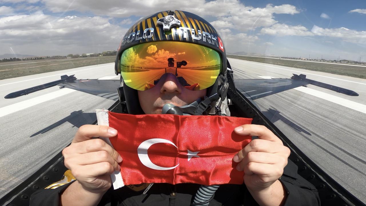 SOLOTÜRK'ten F-16 sınırlarını aşan manevra