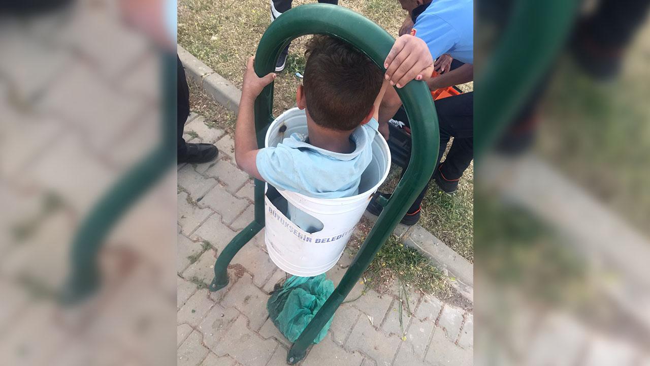 Çöp kovasına sıkışan çocuğu itfaiye kurtardı