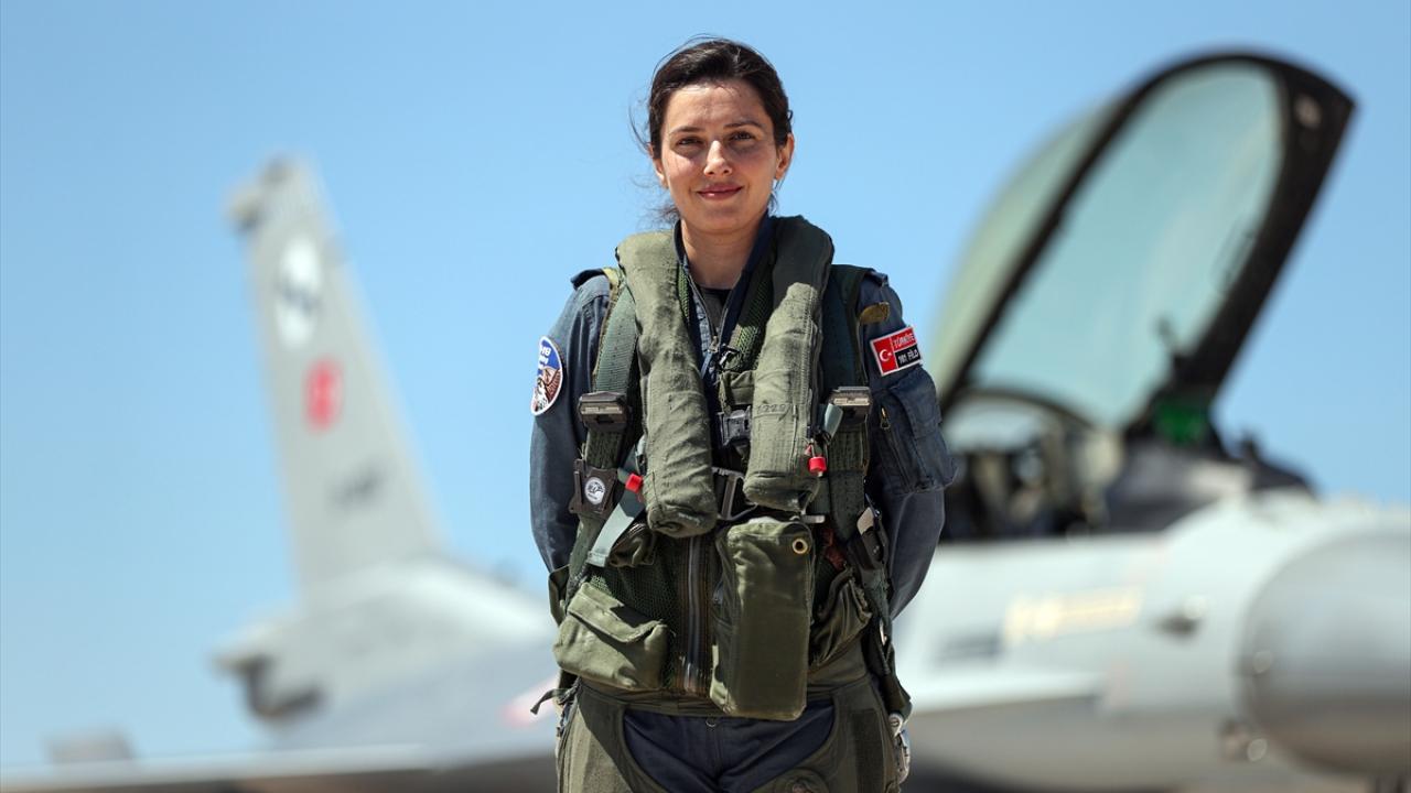 Türk kadınının gücünü F-16'larda gösteriyor