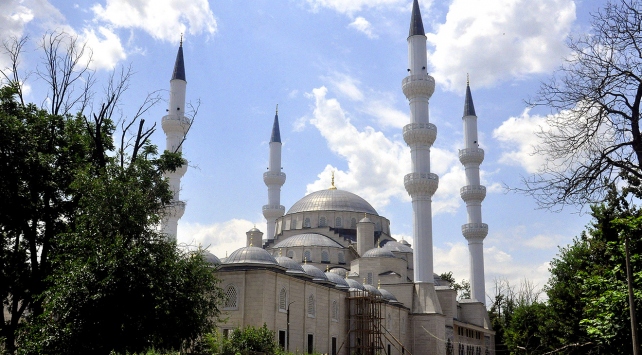 Türkiyenin yaptırdığı Orta Asyanın en büyük camisi tamamlandı