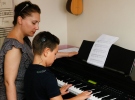 Doğuştan engelli 'küçük piyanist' yeteneği ile kendine hayran bırakıyor
