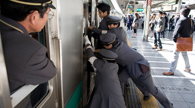 38 milyon nüfuslu Tokyoda metro çilesi