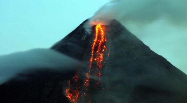 Filipinlerdeki Mayon yanardağı faaliyete geçti