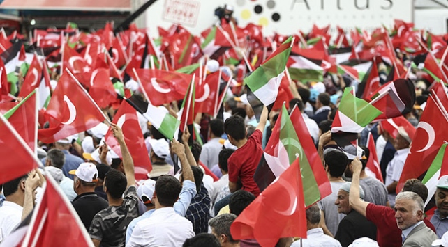 Filistin'e destek için on binler İstasyon Meydanı'ndaydı