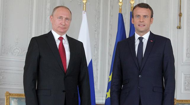 Putin ve Macron St Petersburg'ta bir araya geldi