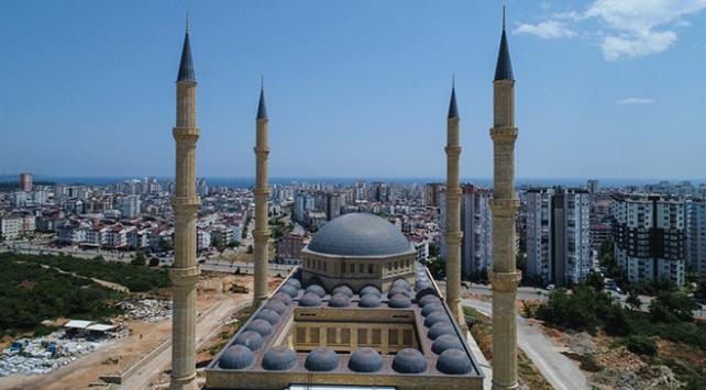 Antalya'da 15 bin kişilik cami inşa edildi