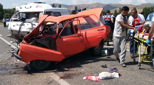 Kırşehir'de otomobil ile ticari araç çarpıştı 2 ölü 4 yaralı