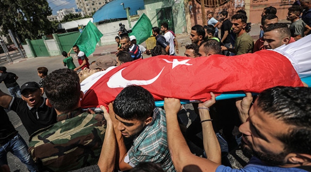 Filistinli şehidin naaşı Türk bayrağına sarıldı