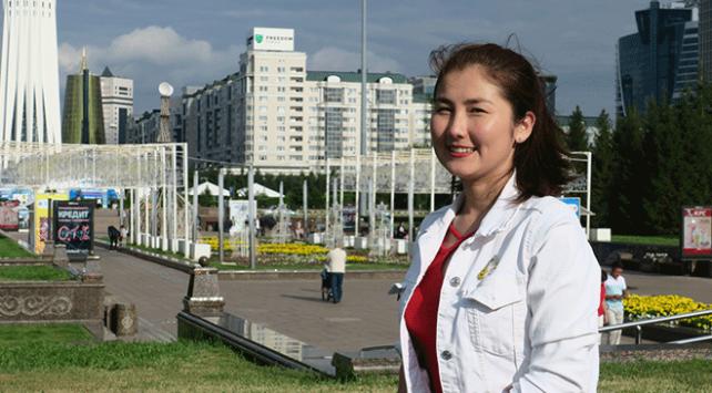 Kazak hostes Türk yolculara Türkçe hizmet veriyor