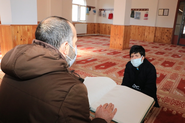 Görme engelli müezzin yaşam ve eğitim azmiyle örnek oluyor