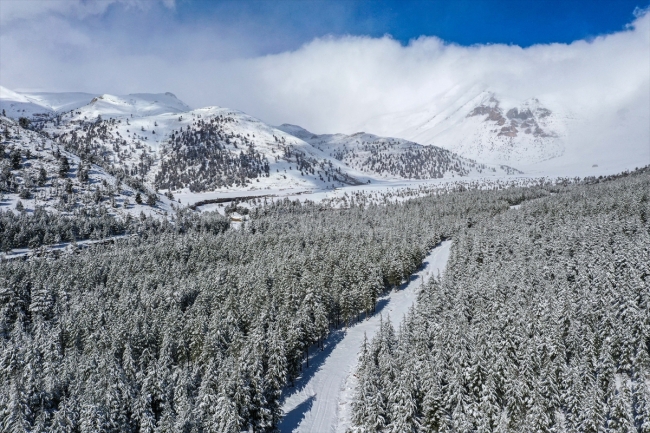 Beyaza bürünen Toros Dağları doğaseverleri bekliyor