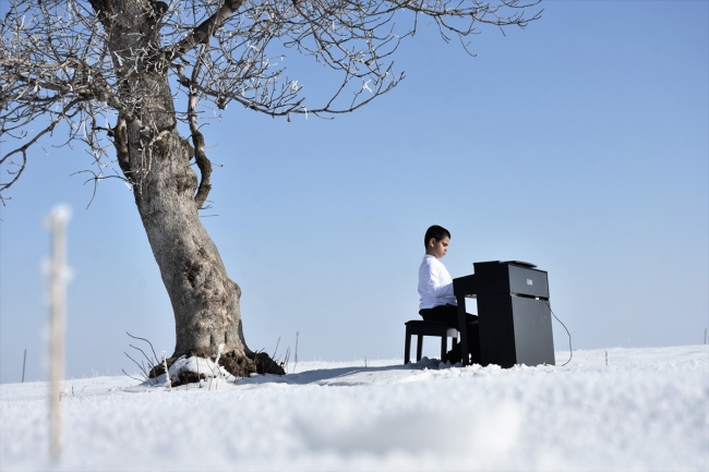 "Kusursuz kulak" Bager, Muş Ovası'nda piyano çaldı