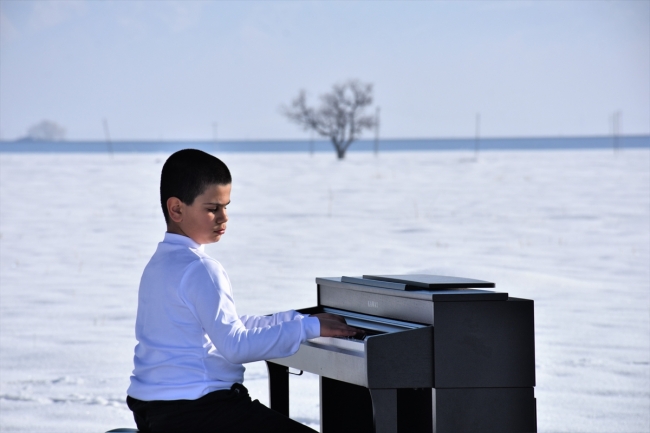 "Kusursuz kulak" Bager, Muş Ovası'nda piyano çaldı