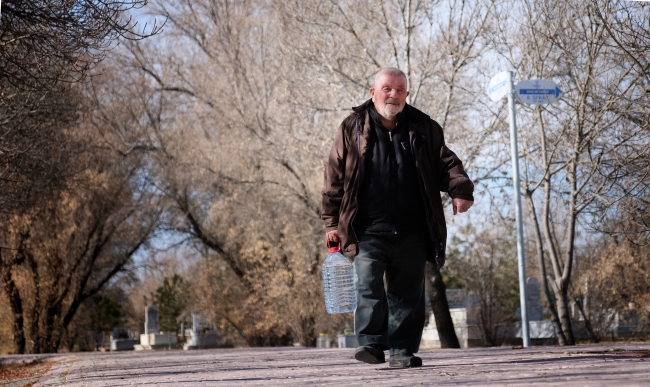 40 yılda yüzlerce fidan dikti, her gün suluyor