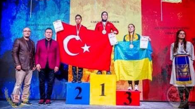 Milli sporcu Esma Nur Çakmak'tan çifte şampiyonluk