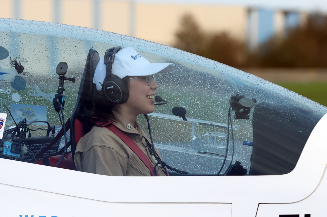 Rutherford dünyanın çevresini tek başına uçan en genç kadın oldu