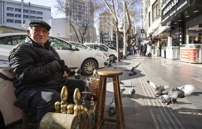 86 yaşındaki ayakkabı boyacısının en yakın arkadaşı güvercinler