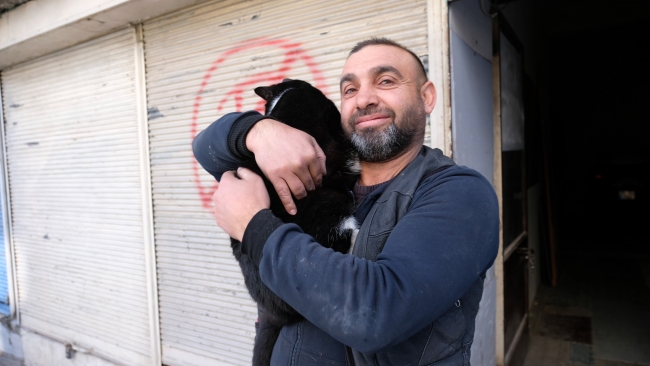 Sigara parasıyla sokak hayvanlarını besliyor