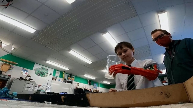 Öğrencisine üç boyutlu yazıcı ile biyonik kol üretti