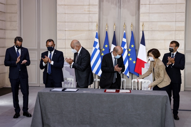 Yunanistan Başbakanı Miçotakis ile Fransa Cumhurbaşkanı Emmanuel Macron Elysee Sarayı'nda silah anlaşması için bir arada. Fotoğraf: AFP