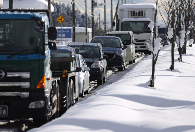 Japonya'da yoğun kar yağışı hayatı olumsuz etkiledi