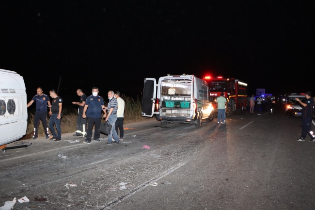 Manisa'da otomobil ile minibüs çarpıştı: 4 ölü, 7 yaralı