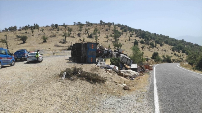 Manisa'da nakliye kamyonu devrildi: 7 yaralı