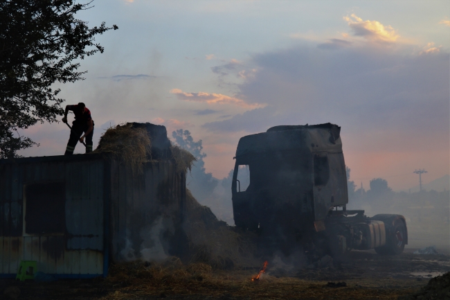 Burdur'da saman pazarında yangın: 150 ton saman kül oldu