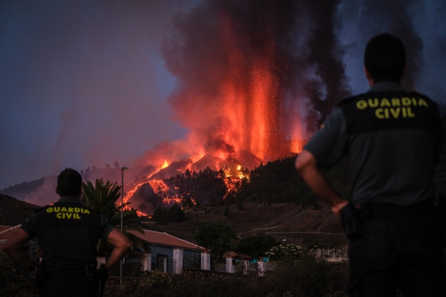 Kanarya Adaları'ndaki yanardağ faaliyete geçti: 5 bin kişi tahliye ediliyor